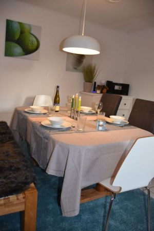 Nach einem schönen Tag in schöner Atmosphäre gemeinsam eine leckere Mahlzeit genießen. - Bild 9: Schönes Ferienhaus m. großem, eingezäunten Garten Stinteck / Büsum Nordsee