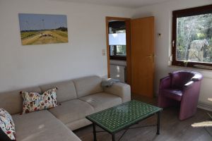 Unser schönes, helles Wohnzimmer mit Eckcouch und zwei Ledersesseln. Dort kann man den Pelletofen anmachen, Fernsehen, Spiele spielen, .... - Bild 6: Schönes Ferienhaus m. großem, eingezäunten Garten Stinteck / Büsum Nordsee