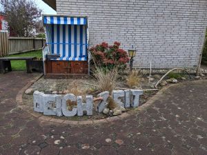 Mit Blick auf den Deich tagsüber oder abends entspannen und die Nordseeluft genießen. Ab und zu kann man einen Klönschnack mit Touristen oder echten Dithmarschern am Deich führen. Aber nur, wenn man will. - Bild 3: Schönes Ferienhaus m. großem, eingezäunten Garten Stinteck / Büsum Nordsee