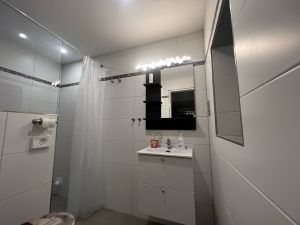 Mit Fußbodenheizung - auch in der Dusche. Ebenerdige Dusche. Shampoo / Duschgel im Spender stehen zur Verfügung. - Bild 19: Ferienhaus Mia, eingezäunter Garten / fast Alleinlage / 4-5 Hunde