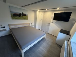 Bett 160x200 cm mit SAT-TV - Bild 4: Ferienhaus Mia, eingezäunter Garten / fast Alleinlage / 4-5 Hunde