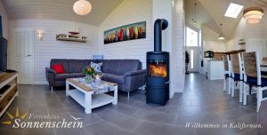 Großer Wohn-Essbereich mit Küche und praktischem Tresen. - Bild 3: Ferienhaus Sonnenschein für 2-6 Personen, sehr gerne auch mit Hund