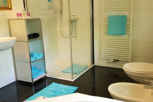 mit Dusche, WC und Bidet. - Bild 15: Freistehendes Ferienhaus in paradiesischer Natur für Dich ganz allein.