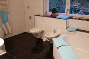 mit Eckbadewanne. - Bild 19: Freistehendes Ferienhaus in paradiesischer Natur für Dich ganz allein.