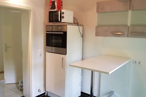 mit Mikrowelle und Stehtisch. - Bild 17: Freistehendes Ferienhaus in paradiesischer Natur für Dich ganz allein.