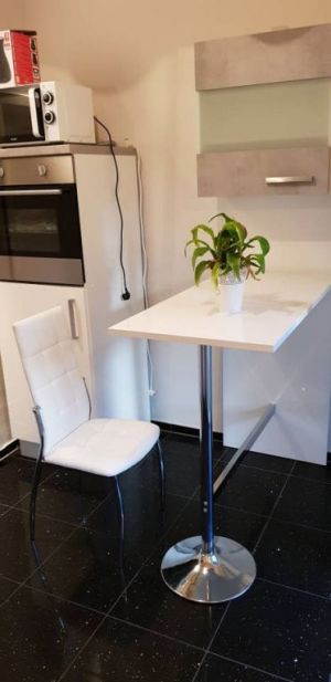 mit hoch gesetzten Backofen, Mikrowelle und Essgelegenheit. - Bild 7: Freistehendes Ferienhaus in paradiesischer Natur für Dich ganz allein.