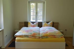 Komfortables Doppelbett mit bequemen Federkernmatratzen und Kleiderschrank. - Bild 2: Freistehendes Ferienhaus in paradiesischer Natur für Dich ganz allein.