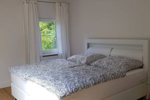 Komfortables Doppelbett mit bequemen Federkernmatratzen und Kleiderschrank. - Bild 23: Freistehendes Ferienhaus in paradiesischer Natur für Dich ganz allein.