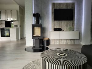 Blick vom Sofa zu Kamin und TV-Wand - Bild 37: Ferienhaus in Alleinlage auf 1,7ha Wald-Grundstück, komplett eingezäunt