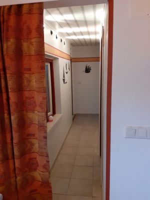 hier gehen Sie von der Küche in das Bad(rechts) und in das Wohnzimmer -kleiner Absatz von 2 cm (hinten links) - Bild 5: Ferienwohnung Hinz in Lütjenbrode