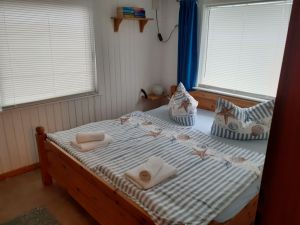 mit Doppelbett,Bett ist bezogen,verstellbar am Kopf/Fußende
linkes Fenster Dreh/Kippfenster - Bild 12: Ferienwohnung Hinz in Lütjenbrode