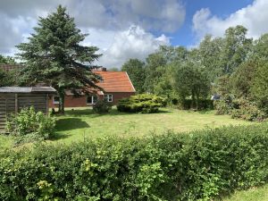 Hausansicht mit 800qm großem Garten. Ein Traum für Dich und Deinen Hund. Ein überdachter Grillplatz ist ebenfalls vorhanden. - Bild 1: Ferienhaus Muschel an der Nordsee