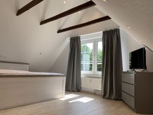 Im OG findest Du dieses Schlafzimmer mit Doppelbett und TV. Die dimmbaren Deckenspots machen den Aufenthalt gemütlich. - Bild 2: Ferienhaus Muschel an der Nordsee