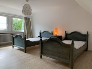 Im OG findest Du dieses zweite Schlafzimmer mit zwei Einzelbetten, die aber zusammengeschoben werden können. Der Ausblick ist traumhaft über die Felder. - Bild 3: Ferienhaus Muschel an der Nordsee