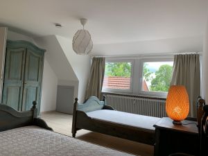 Im OG findest Du dieses zweite Schlafzimmer mit zwei Einzelbetten, die aber zusammengeschoben werden können. Der Ausblick ist traumhaft über die Felder. - Bild 4: Ferienhaus Muschel an der Nordsee