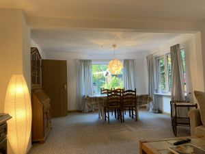 Im Wohn- und Esszimmer gibt es einen großen Tisch mit bis zu 6 Stühlen. Vom Esstisch kannst Du in den tollen Garten schauen. - Bild 6: Ferienhaus Muschel an der Nordsee