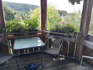 Balkon mit schöner Aussicht,2 Korbsessel,2 Stühle mit verstellbarer Lehne und ein Tisch bilden das Mobiliar. - Bild 7: Ferienwohnung am Vogelsang auf der Halbinsel Höri, Weiler am Bodensee