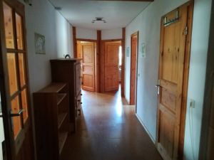 Vom Flur kommt man links über die Küche ins Wohnzimmer.Am Ende Geht es in die Schlafzimmer und das Bad liegt rechts. - Bild 6: Ferienwohnung am Vogelsang auf der Halbinsel Höri, Weiler am Bodensee