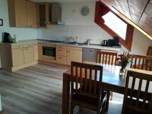 Küche vom Wohnzimmer aus.
Herd mit Dunstabzug, Spülmaschine, Musikanlage, Kaffeemaschine - Bild 8: Ferienwohnung am Vogelsang auf der Halbinsel Höri, Weiler am Bodensee