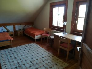 In diesem Schlafzimmer sind 2 Betten, 80x200 und 90x200cm. Ein Schreibtisch und Kleiderschrank ergänzen das Zimmer. - Bild 2: Ferienwohnung am Vogelsang auf der Halbinsel Höri, Weiler am Bodensee