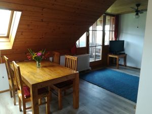 Tisch unter der Dachschräge mit Blick auf den Balkon.
Rechts vom Tisch ist der Durchgang zum Wohnzimmer. - Bild 5: Ferienwohnung am Vogelsang auf der Halbinsel Höri, Weiler am Bodensee