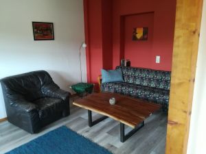 Das Wohnzimmer mit Zugang zum Balkon ist halb offen zur Küche. Sofa ein Sessel und Fernseher sind in diesem Zimmer - Bild 4: Ferienwohnung am Vogelsang auf der Halbinsel Höri, Weiler am Bodensee