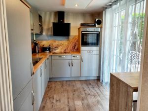 Küche EG, Geschirrspülmaschine, Einbauwaschmaschine, Herd, Backofen, große Kühl-Gefrierkombination, Mikrowelle, Kaffee- und … Padmaschine, Toaster, Wasserkocher - Bild 12: Das besondere Ferienhaus mit Sauna und Massage auf der Insel Usedom