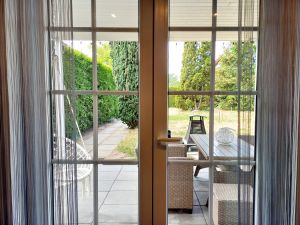 Blick aus der Küche in den vorderen Garten - Bild 14: Das besondere Ferienhaus mit Sauna und Massage auf der Insel Usedom