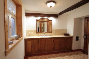 Das untere Badezimmer ist mit antik nachempfundenen Zementfliesen gekachelt. - Bild 6: Ferienhaus Kieselbach am Rande der Thüringschen Rhön