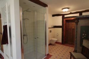 Die Dusche bietet mit einem Extramaß ausreichend Platz - Bild 7: Ferienhaus Kieselbach am Rande der Thüringschen Rhön