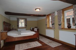 In diesem Zimmer finden Sie ein gemütliches Doppelbett, Kleiderschrank und Wäschekommode. - Bild 17: Ferienhaus Kieselbach am Rande der Thüringschen Rhön