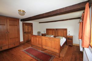In diesem geräumigen Zimmer findet sich ein Doppelbett, zwei Nachtkonsolen und ein großer Kleiderschrank - Bild 20: Ferienhaus Kieselbach am Rande der Thüringschen Rhön