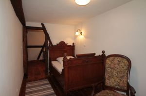 IN diesem kleinen gemütlichen Zimmer findet sich ein Bett, Kleiderschrank, 2 Sessel und ein anktikes Waschschränkchen - Bild 15: Ferienhaus Kieselbach am Rande der Thüringschen Rhön