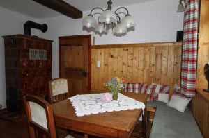 Im gemütlichen Esszimmer findet jeder seinen Lieblingsplatz. Eine lange Bank und Stühle laden zum Verweilen ein. Der Kaminofen spendet im Winter wohlige Wärme. Selbstverständlich gibt es auch eine Gasheizung. - Bild 8: Ferienhaus Kieselbach am Rande der Thüringschen Rhön