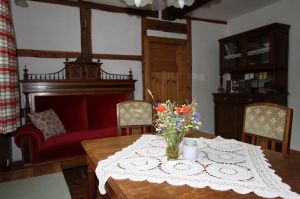 Historische Möbel sorgen für das passende Ambiente im denkmalgeschützen Haus - Bild 9: Ferienhaus Kieselbach am Rande der Thüringschen Rhön