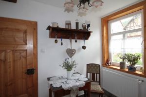 In der Küche befindet sich ein kleiner Tisch und ein Stuhl - Bild 10: Ferienhaus Kieselbach am Rande der Thüringschen Rhön