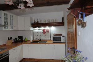 Die Küche ist vollständig ausgestattet. Spülmaschine, Mikrowelle, Kaffemaschine, Wasserkocher, Toaster etc. - Bild 11: Ferienhaus Kieselbach am Rande der Thüringschen Rhön