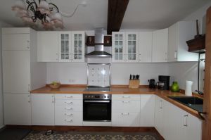 Die Einbauküche verfügt über ein Ceranfeld, Backofen, Kühlschrank und Gefrierschrank. In der Küche liegen historische Zementfliesen. - Bild 12: Ferienhaus Kieselbach am Rande der Thüringschen Rhön