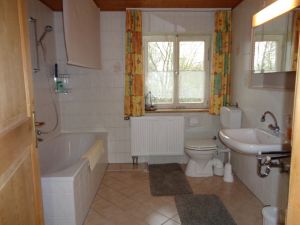 Bad mit Wanne und Duschrollo - Bild 1: Ferienwohnung Villa Kunterbunt Südostbayern
