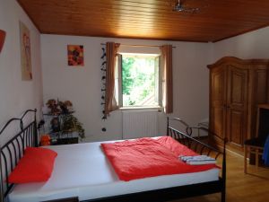 Schlafraum mit Doppelbett Einzelbett und Kinderbett - Bild 6: Ferienwohnung Villa Kunterbunt Südostbayern