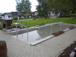 Die Kneippanlage ist direkt m Spielplatz mit Armbecken und Taurasen - Bild 19: Ferienhaus Meiß Öfingen