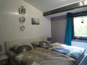 Hauptschlafzimmer mit Doppelbett 180x200 - Bild 11: Ferienhaus Mau & Wau - Waldhessen