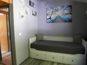 Schlafzimmer mit Tagesbett, ausziehbar 160x200 - Bild 12: Ferienhaus Mau & Wau - Waldhessen