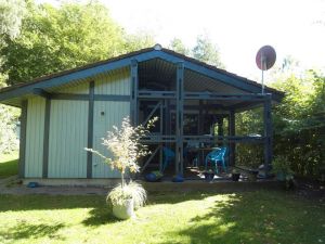 Haus von der Gartenseite mit "katzensicheren" Terrasse - Bild 1: Ferienhaus Mau & Wau - Waldhessen