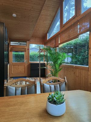 Abends bei klarem Himmel können Sie sogar die ein oder andere Sternschnuppe beobachten. - Bild 6: Haus mit Zaun an beliebten Wanderrouten mit Blick in den Sternenhimmel