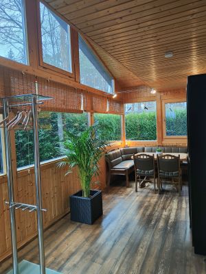 Der helle Eingangsbereich mit der großen Fensterfront begrüßt Sie in Ihrem Ferienhaus. - Bild 2: Haus mit Zaun an beliebten Wanderrouten mit Blick in den Sternenhimmel