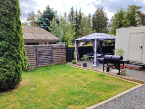 Entspannen Sie sich im Garten und lassen Sie die Seele baumeln. - Bild 23: Haus mit Zaun an beliebten Wanderrouten mit Blick in den Sternenhimmel