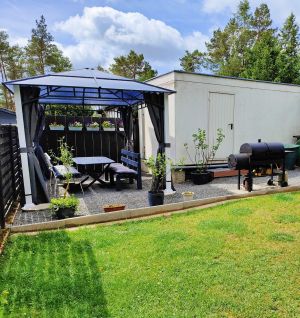 Genießen Sie warme Sommernächte unter dem geschützten Gartenpavillon mit leckeren und selbst zubereiteten Grillgerichten. - Bild 24: Haus mit Zaun an beliebten Wanderrouten mit Blick in den Sternenhimmel