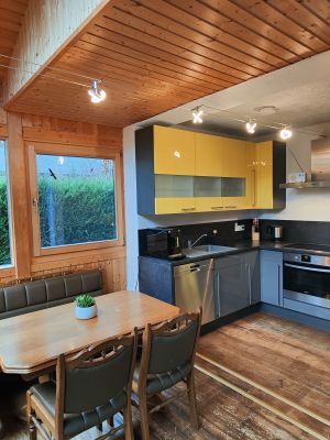 Genießen Sie schöne Stunden beim Essen mit Blick durch die große Fensterfront. - Bild 4: Haus mit Zaun an beliebten Wanderrouten mit Blick in den Sternenhimmel