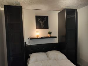 Eine kleine Lampe am Kopfende sorgt für eine angenehme Atmosphäre. - Bild 13: Haus mit Zaun an beliebten Wanderrouten mit Blick in den Sternenhimmel